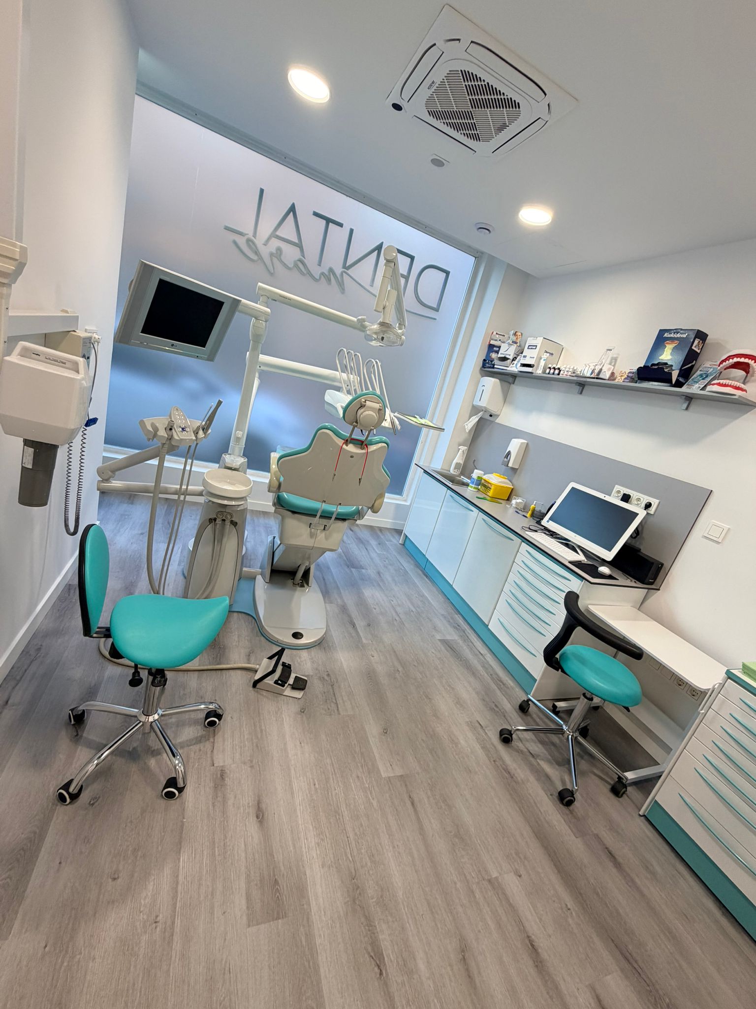 Gabinete dental amplio con sillón y equipamiento