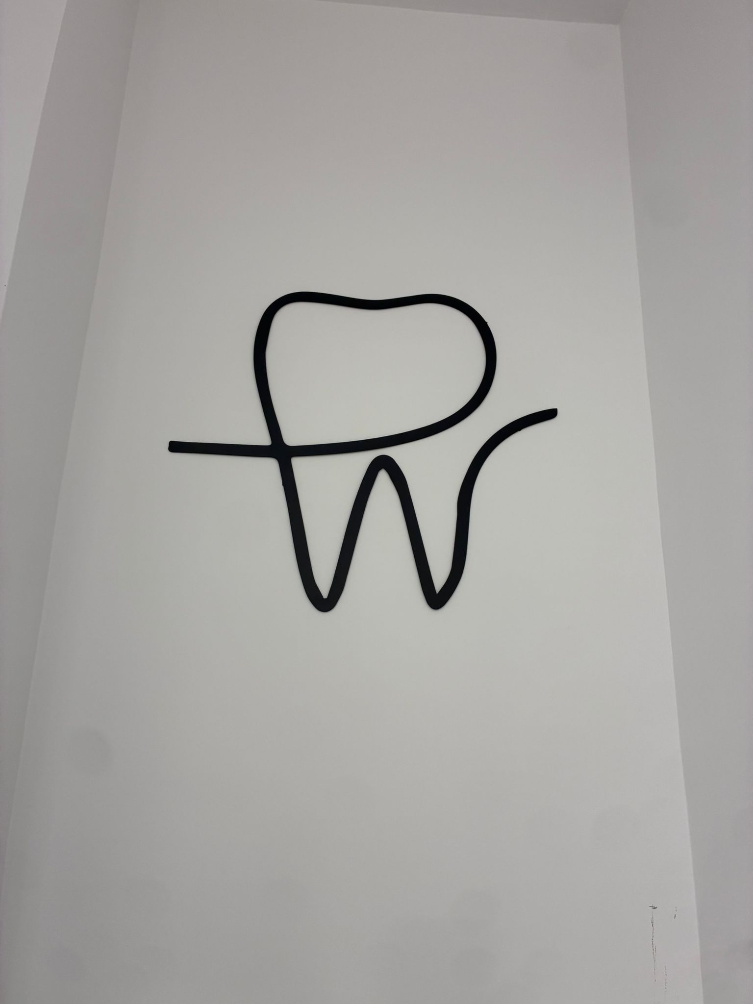 Icono de diente en una pared de la clínica
