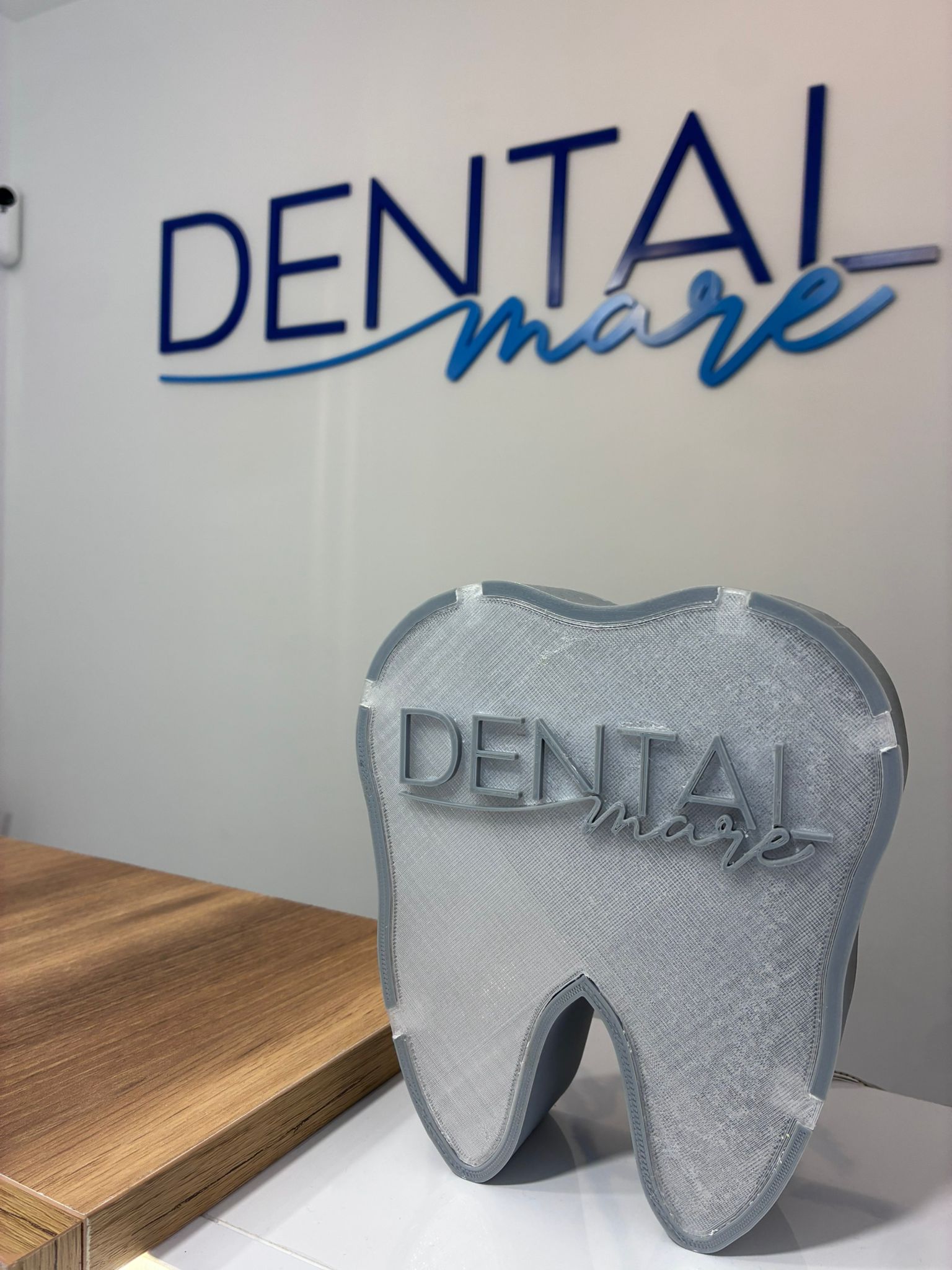 Detalle decorativo con el logotipo de Dental Mare