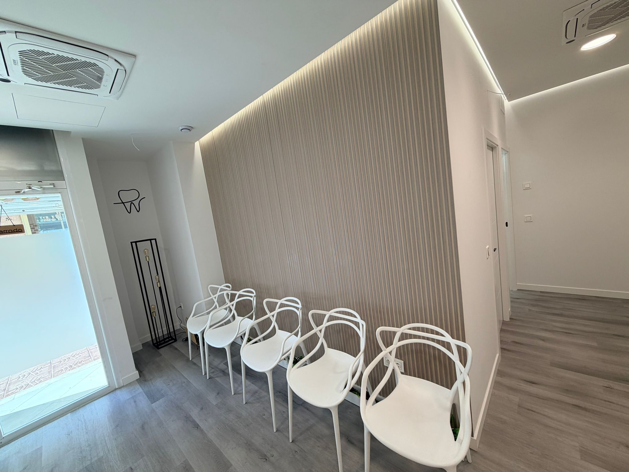 Sala de espera con sillas junto a la entrada